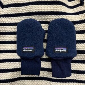 Patagonia Baby mittens size 0-3 months